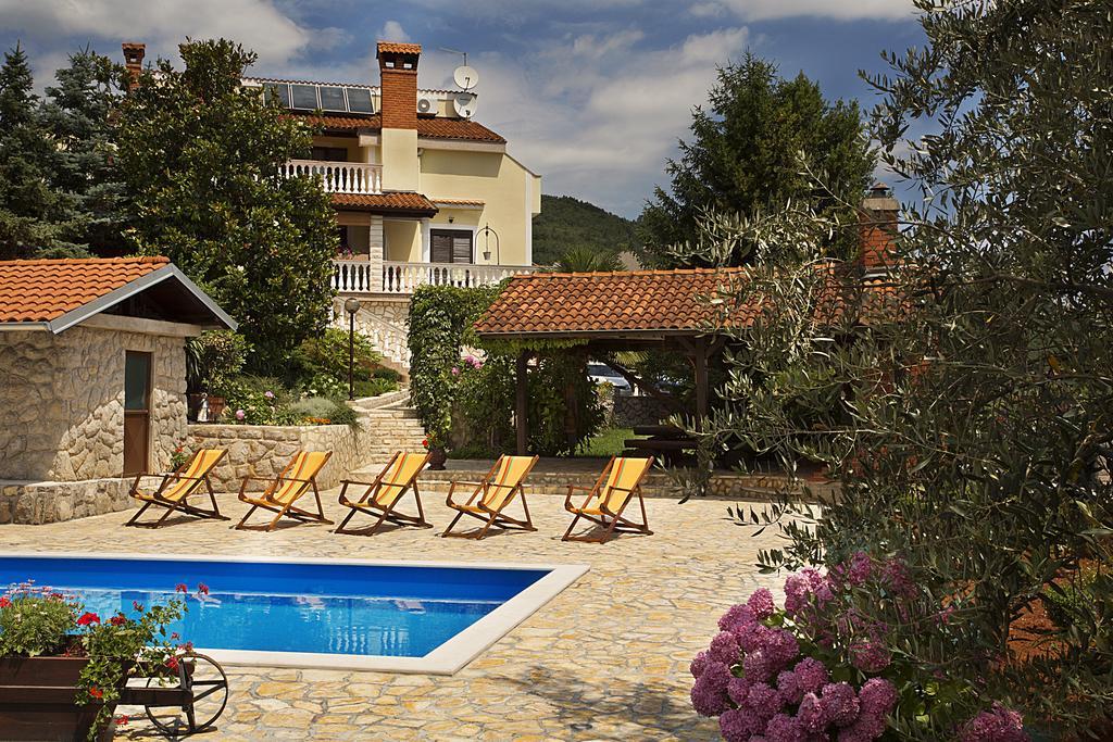 Apartments Petricic With Swimming Pool Ičići Exterior foto